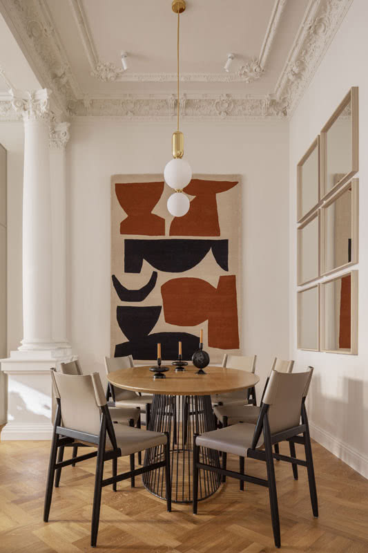 gobelin na ścianie w jadalni