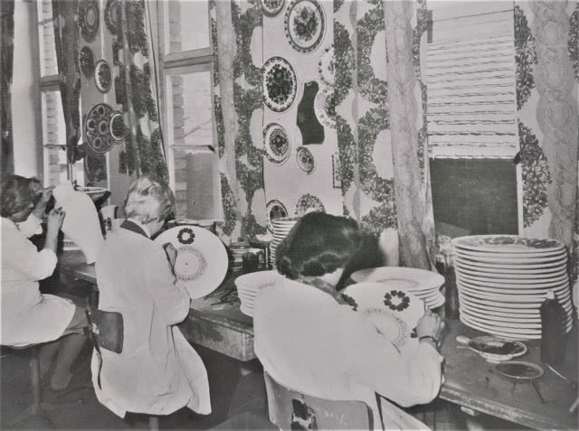 kobiety malują dekoracje na talerzach