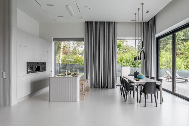 duże okna w kuchni z salonem