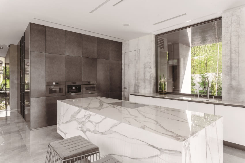 Szlachetne grafitowe
barwy – tu Argentum
Setis...