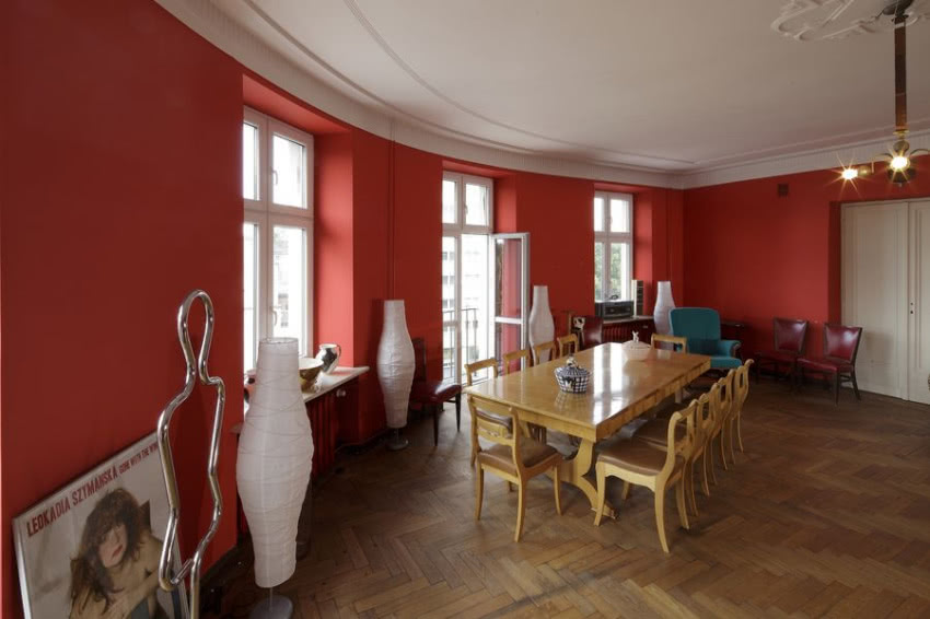 Ten przestronny pokój to po prostu sala balowa.