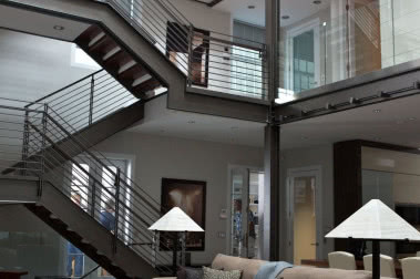 Mieszkania nowojorskich elit. Wnętrza w filmie "Paranoja"