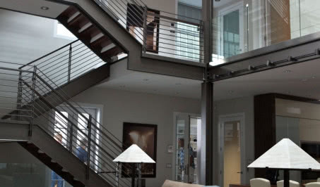 Mieszkania nowojorskich elit. Wnętrza w filmie "Paranoja"