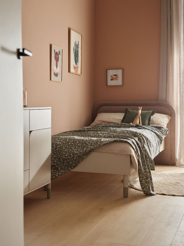 komoda, lampka na komodzie, duże łóżko, obrazy, dywanik