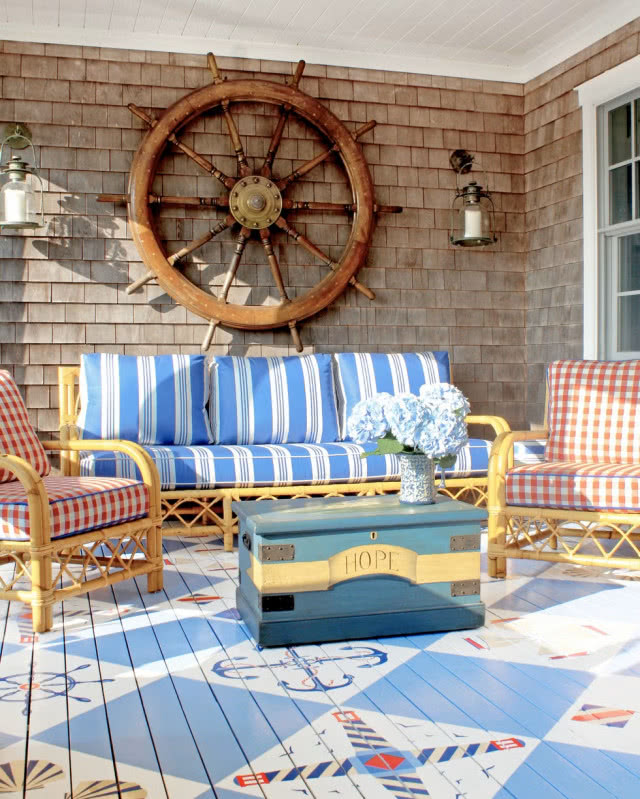 Podłoga na tarasie urządzonym w stylu marynistycznym