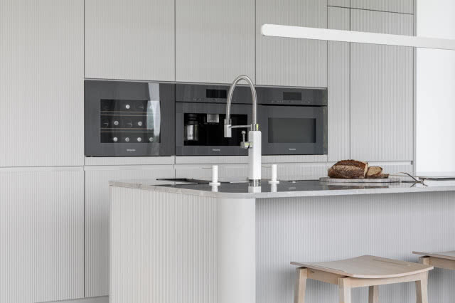 Biała kuchnia z ryflowanymi frontami