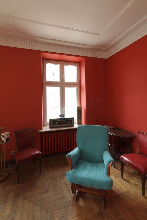 Turkusowy fotel Małgorzata Potocka kupiła w...