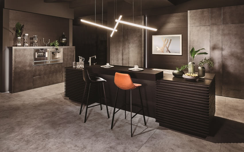 Monumentalną formę wyspy zmiękczają
wizualnie...