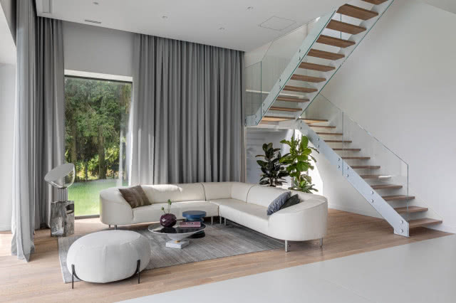 Biała kanapa w salonie