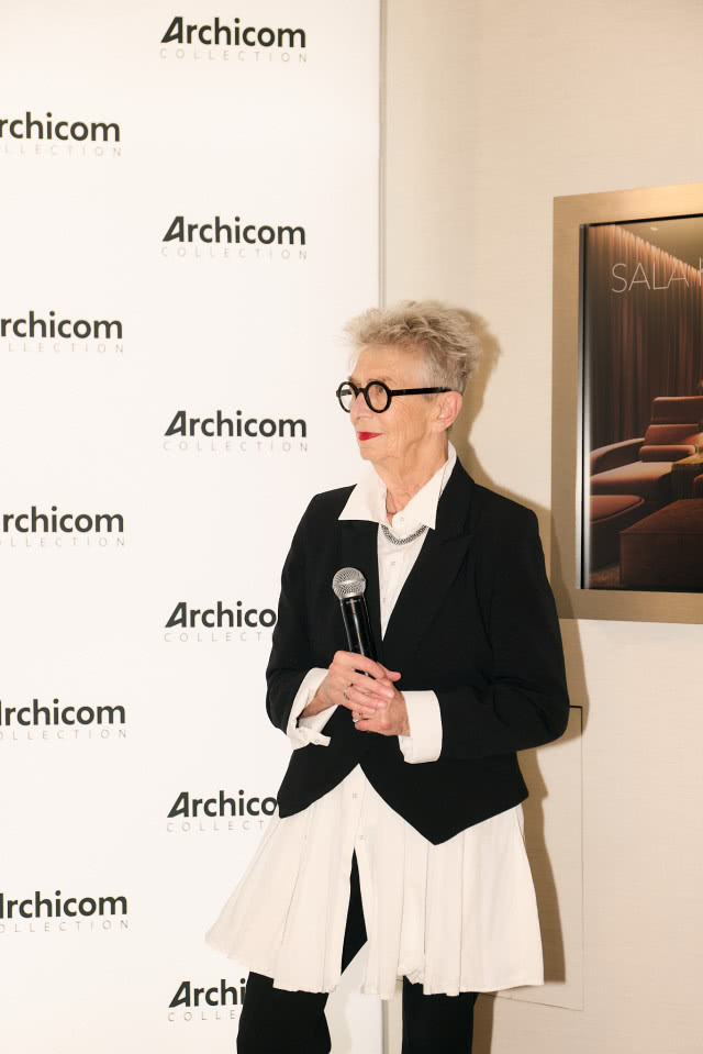 Anda Rottenberg, kuratorka wystawy „Anatomia przełomu”, podczas wernisażu w Archicom Collection Gallery w Warszawie.