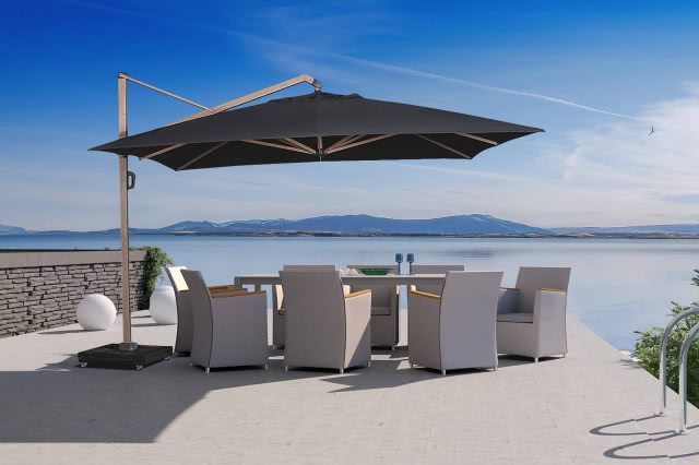 czarny parasol boczny z morzem w tle