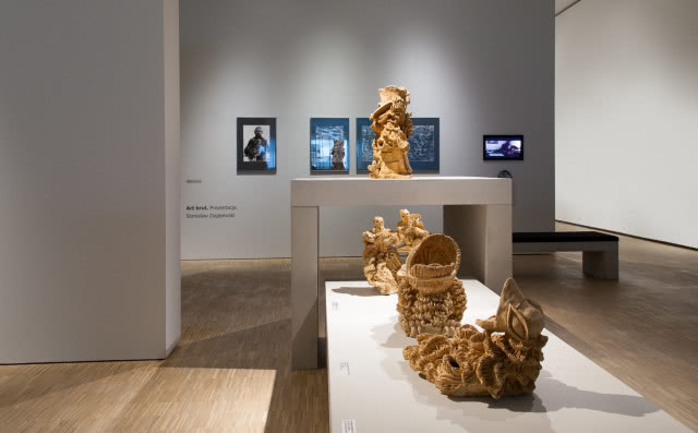 wystawa, rzeźba na pierwszym planie, w tle obrazy