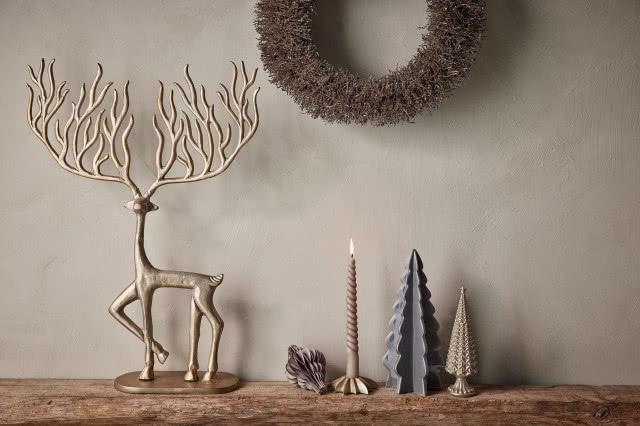jeleń i świeca na komodzie