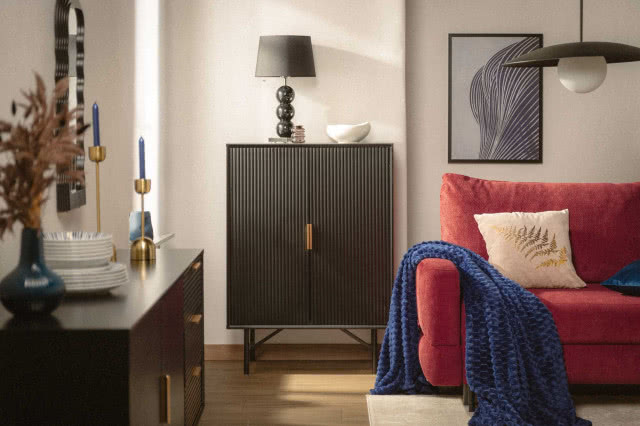 kanapa w kolorze czerwonym, komoda, 