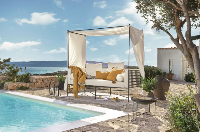 mebel, łóżko przykryte lekkim baldachimeme