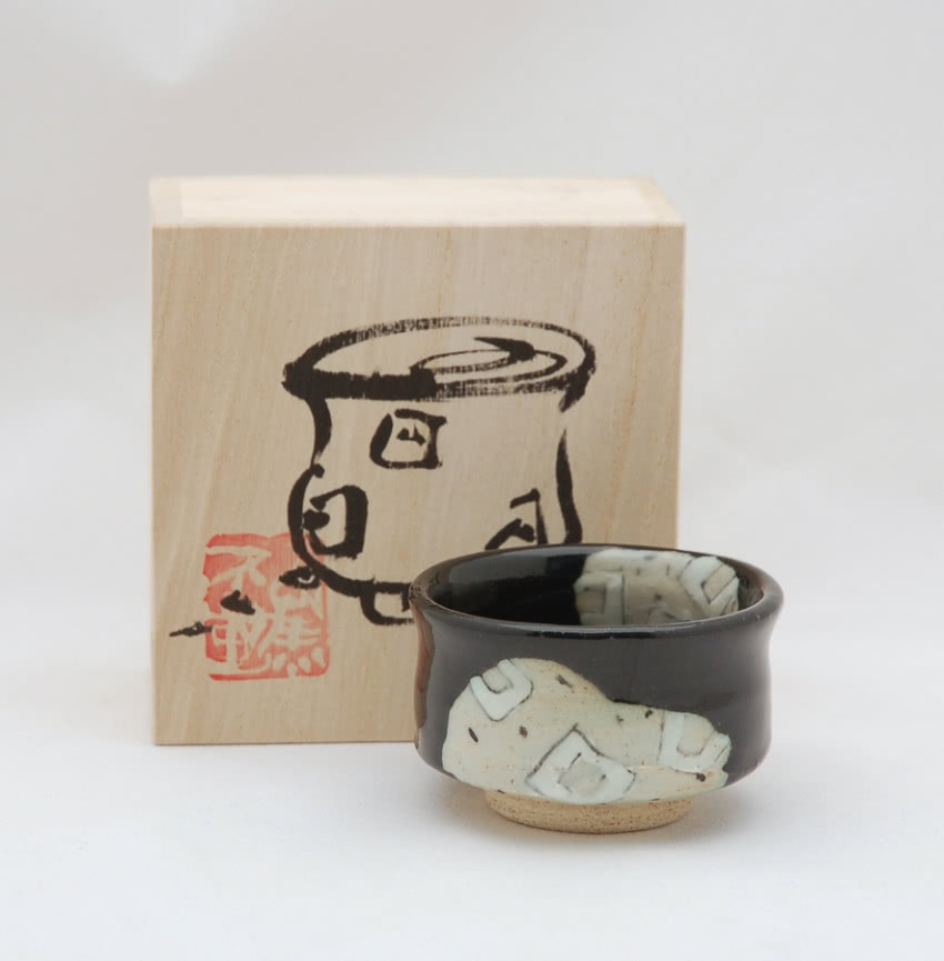 Czarka do sake, ceramika szkliwiona kurooribe,...