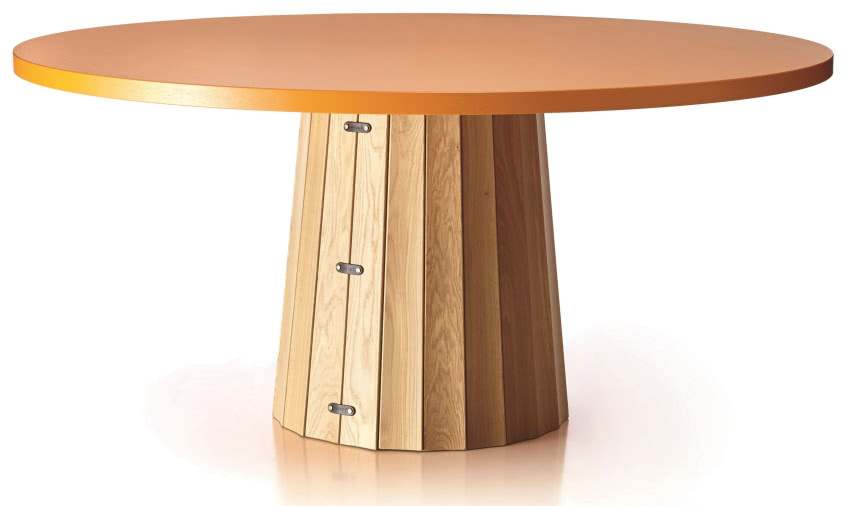 Stół Container Table Bodhi ubrany w plisowaną...