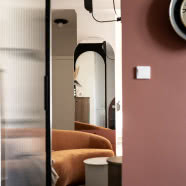 Modernistyczna kawalerka w warszawskiej kamienicy