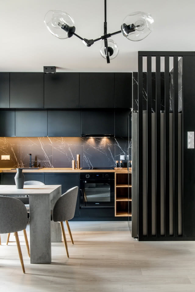 Minimalistyczna, czarna kuchnia