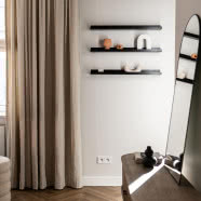 Modernistyczna kawalerka w warszawskiej kamienicy