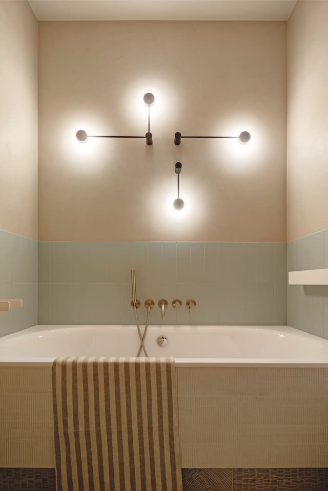 mikrocement na ścianie w łazience