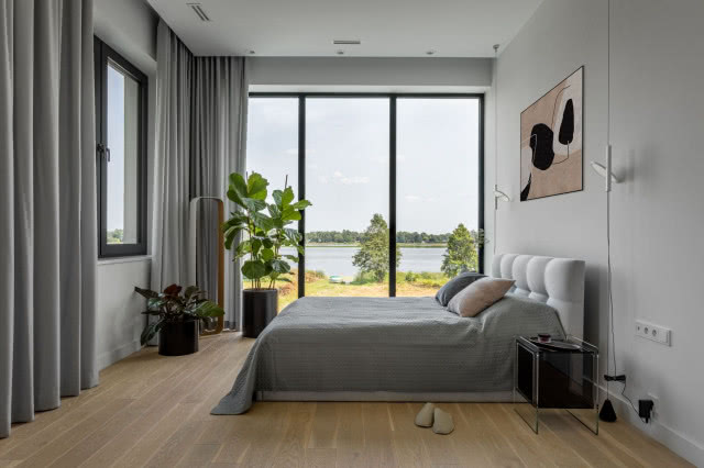 Duże okna w nowoczesnej sypialni