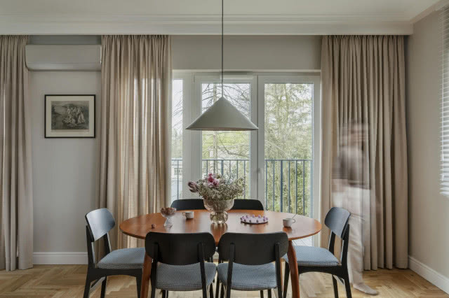 Jadalnia ze starym stołem