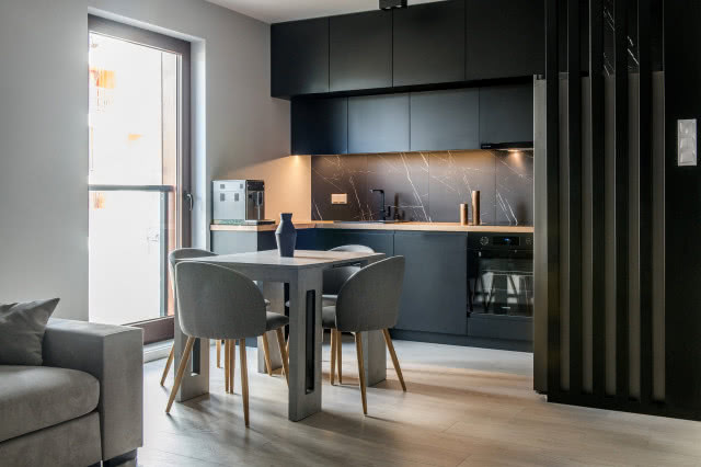 Minimalistyczna, czarna kuchnia