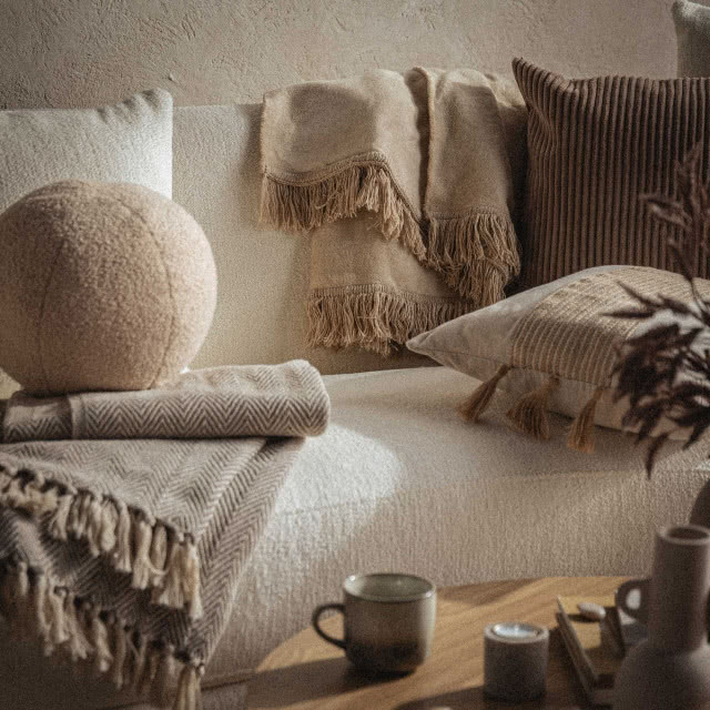 kanapa, poduszki ozdobne, koc, 