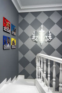 Schody z szachownicą na ścianie.