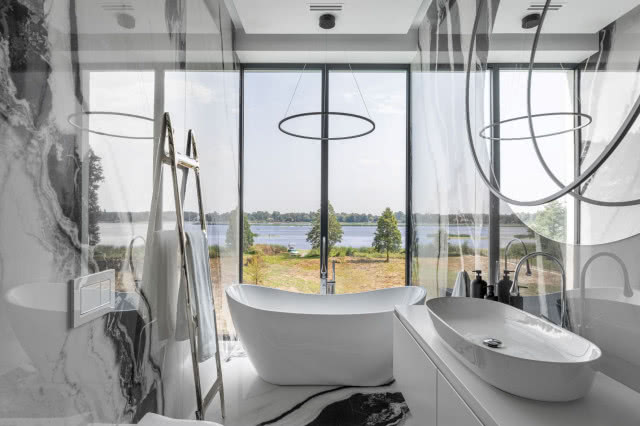 Duże okna w łazience