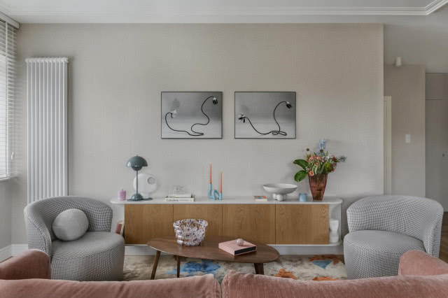 Salon w błękicie i różu z drewnem