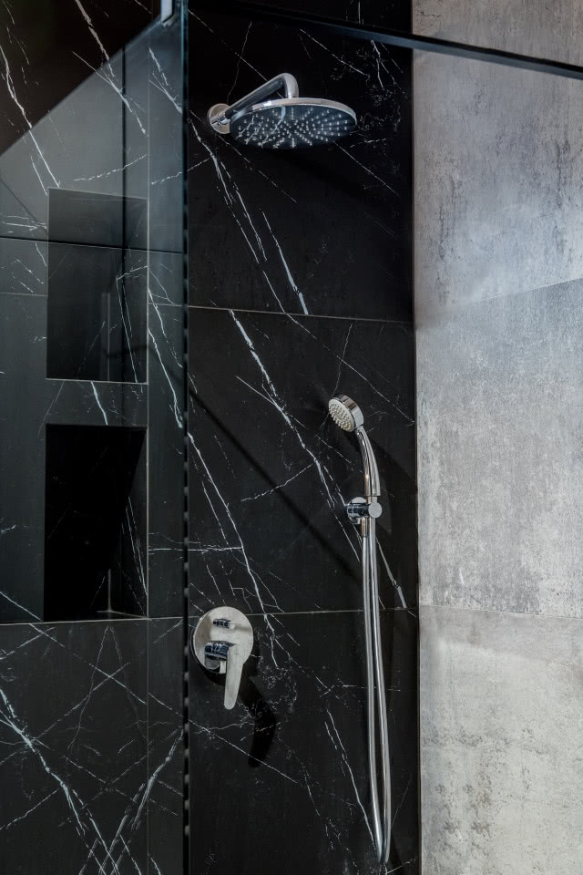 Czarny marmur w połączeniu z betonem