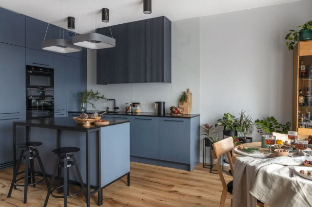 niebieska kuchnia w minimalistycznym stylu