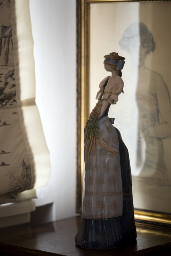 Bibeloty - grafika i porcelanowa figurka
