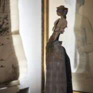 Redesign mieszkania - ściana z cegły, antyki i design