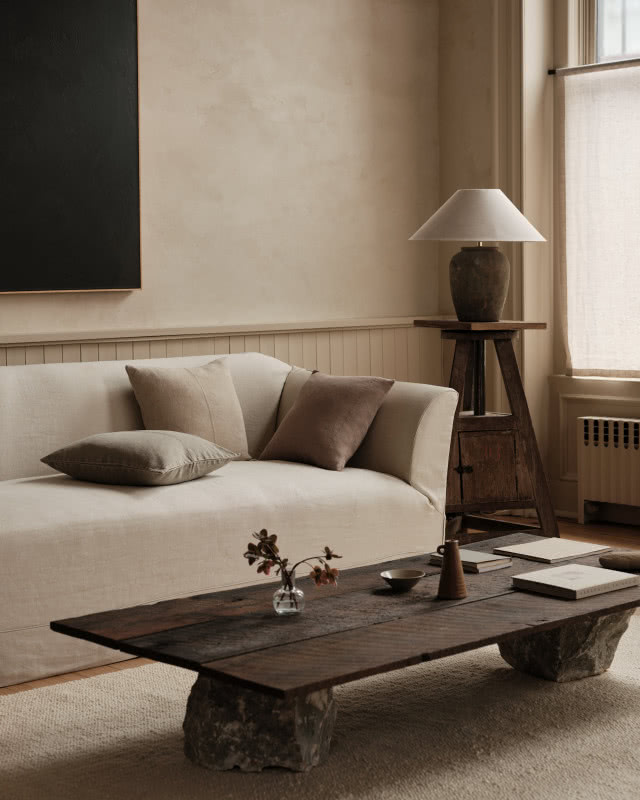 Beżowy salon z dodatkami z drewna i kamienia