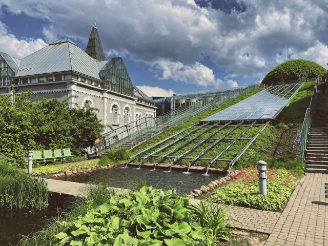 Ogród na dachu Biblioteki Uniwersyteckiej w Warszawie