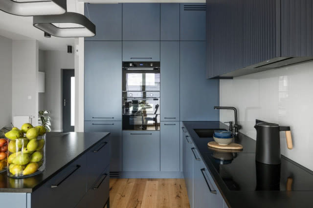 niebieska kuchnia w minimalistycznym stylu