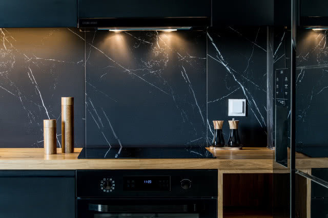Minimalistyczna, czarna kuchnia