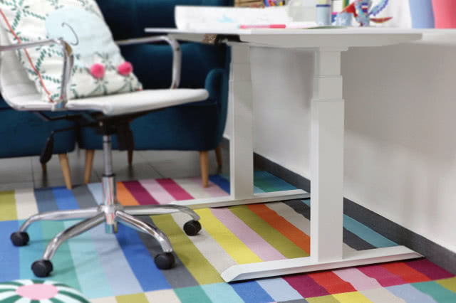 biurko z podnośnikiem, fotel, dywan