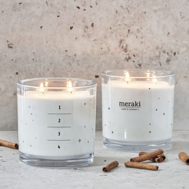 świeczki z szklanych pojemnikach