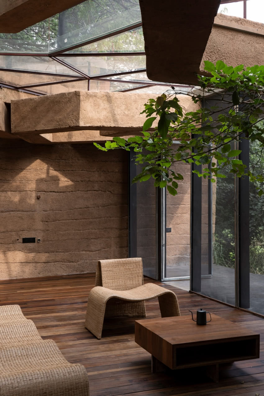 Ściany zostały częściowo zrobione z plastikowych...