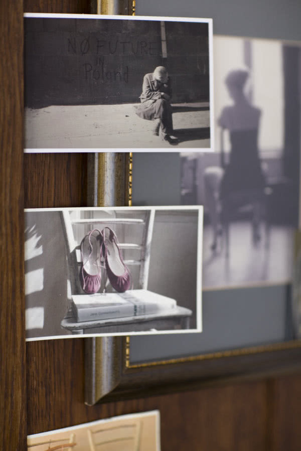 Dekoracja - zdjęcia zatknięte za ramę lustra