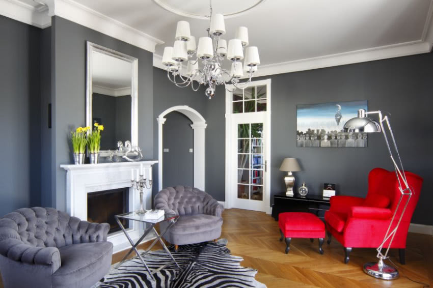 Mimo ciemnoszarych ścian, salon nie wydaje się...