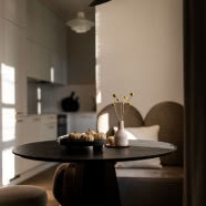 Modernistyczna kawalerka w warszawskiej kamienicy