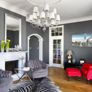 Styl angielski + surrealizm - przepis na teatralne wnętrze