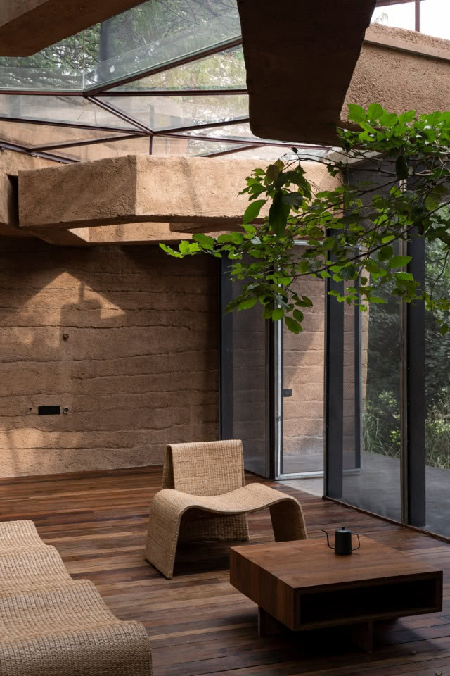 Ściany zrobione z butelek w domu Chuzhi.