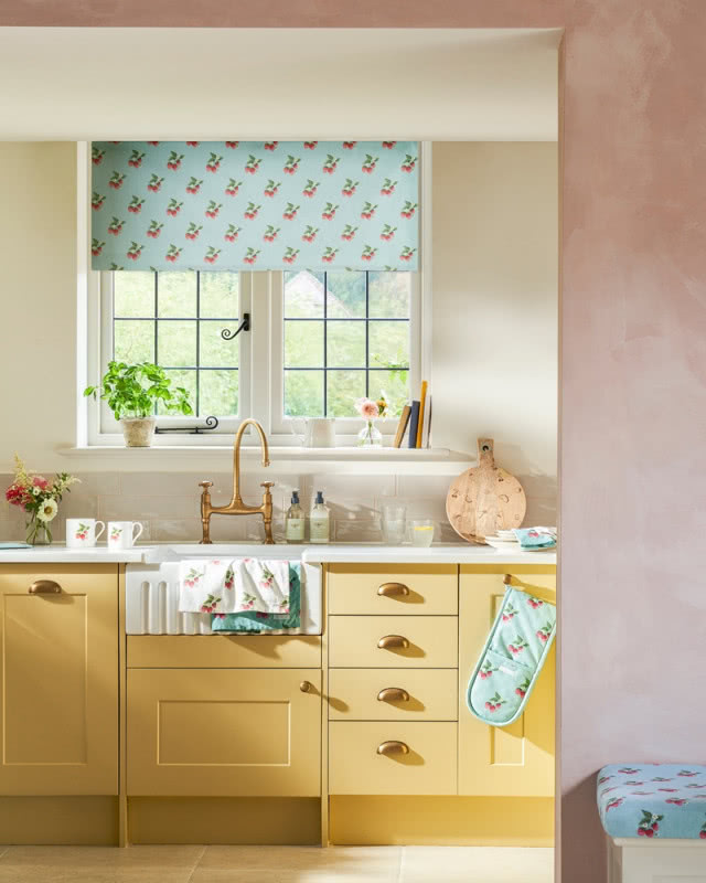 okno, w nim niebieska roleta