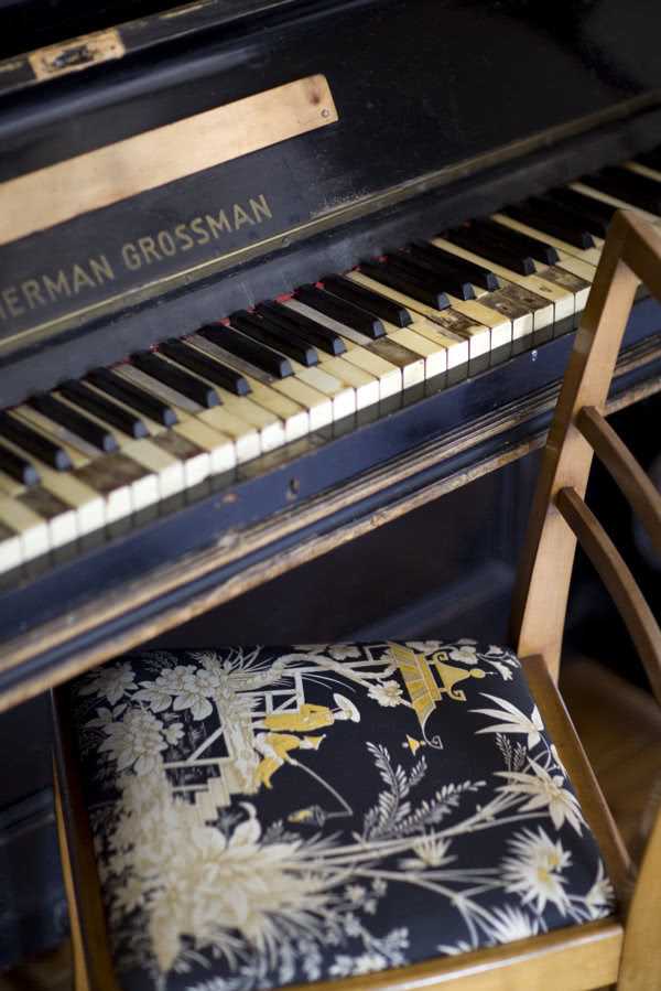 Krzesło przy starym pianinie